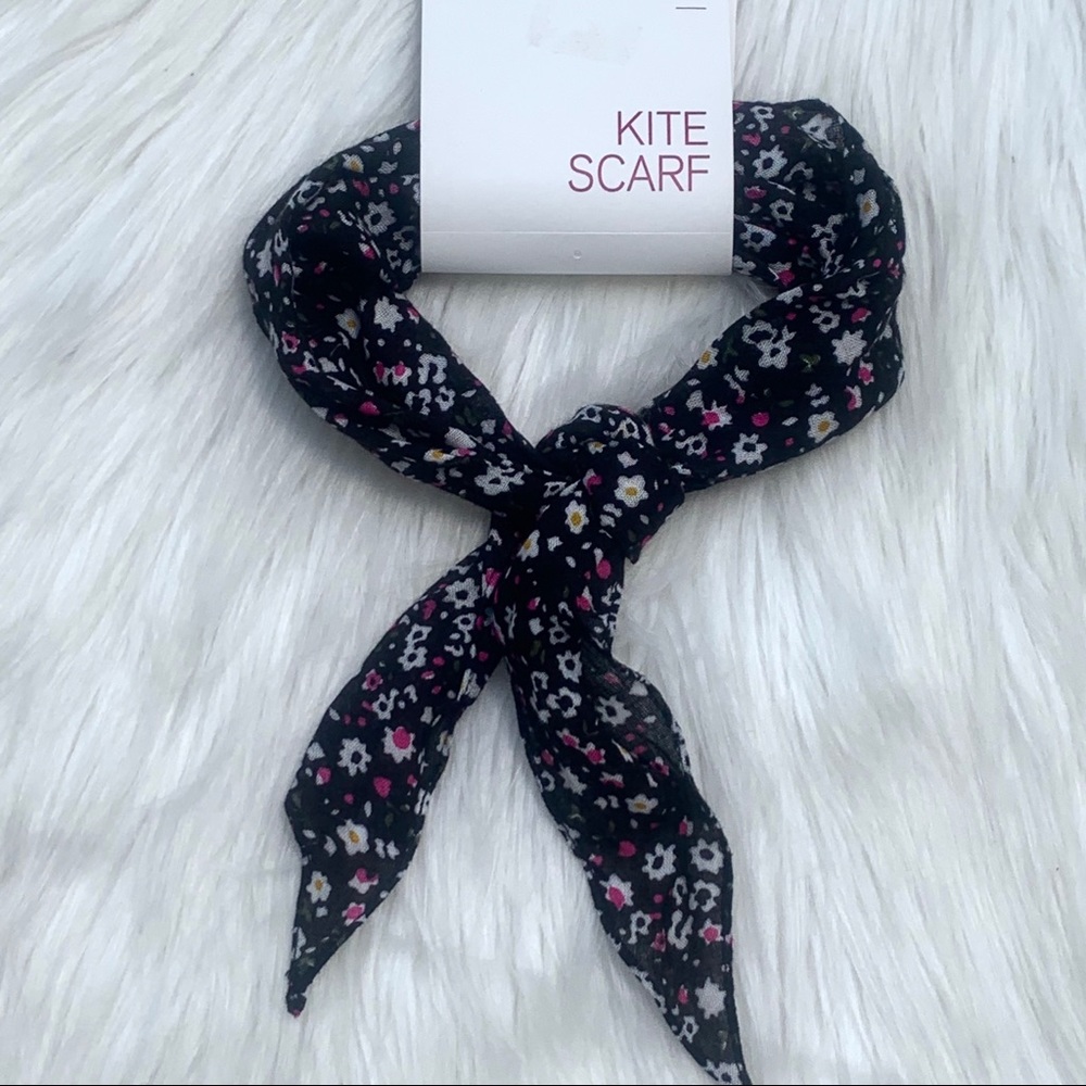 NWT So Women’s Blue Floral Kite Scarf